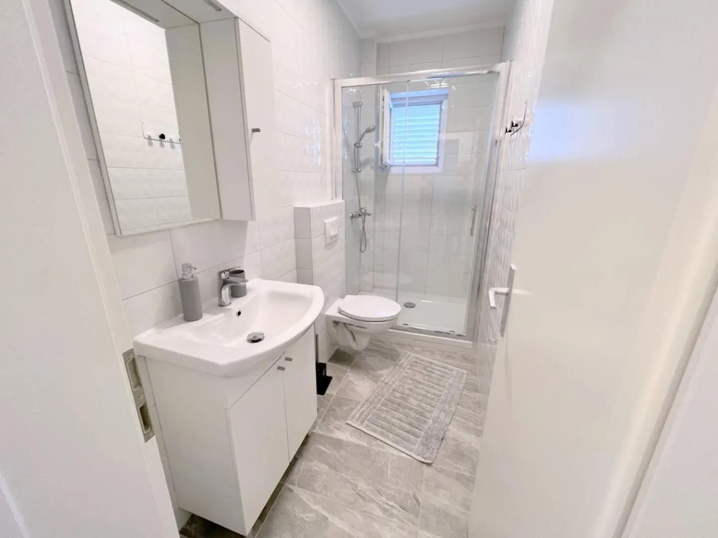 Evergreen & Pinky Apartments Close To The Beach 拉布 克罗地亚